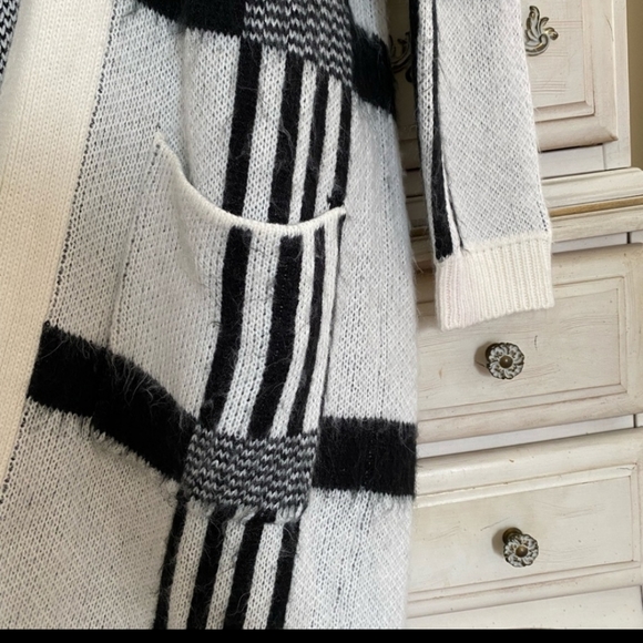 BB Dakota Plaid White and Black Longline Soft Cardigan with Pockets. - Picture 3 of 5